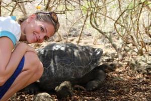27. Tier Riesenschildkröte Frau Schlaumeier (Martina Hirschmeier) hockt neben einem Schatz von Galapagos: der Riesenschildkröte