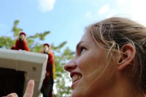 Martina Hirschmeier alias Frau Schlaumeier freut sich über die roten Aras.