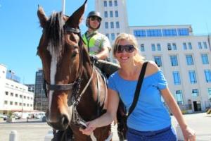 Die berittene Polizei ist in Chile überall present, Frau Schlaumeier (Martina Hirschmeier) ist beeindruckt.