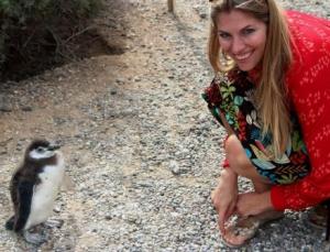 Martina Hirschmeier am Ziel ihrer Träume: Auge in Auge mit dem Pinguin-Nachwuchs.