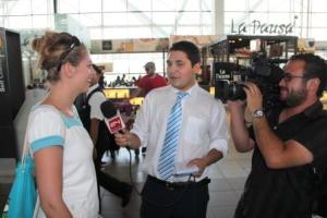 Die Regisseurin wird vom chilenischen Fernsehen zu ihrer Expedition interviewt.