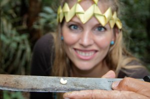 Martina Hirschmeier erfährt, dass die Ureinwohner des Amazonas Raupen essen.