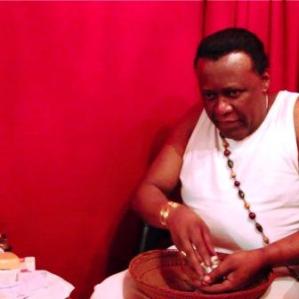 Das Medium liest in einer Schüssel mit Muscheln über die Zukunft von Martina Hirschmeier. 