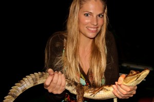 IMG_5960 kaiman Martina Hirschmeier mit einem Kaiman in den Händen.